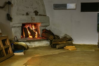 Ramoneur et livraison de bois de chauffage partenaire de riviera rentals conciergerie